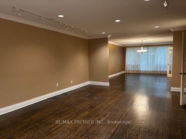 Property Photo: 66 Laureleaf Road ON L3T 2Y1