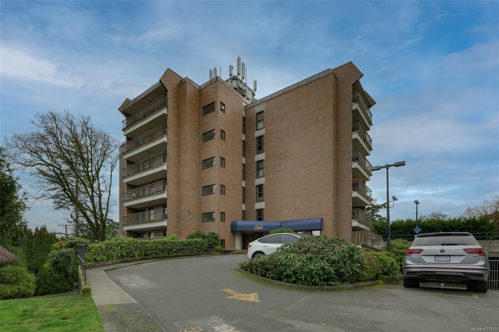 Property Photo:  4030 Quadra St 103  BC V8X 1K2 