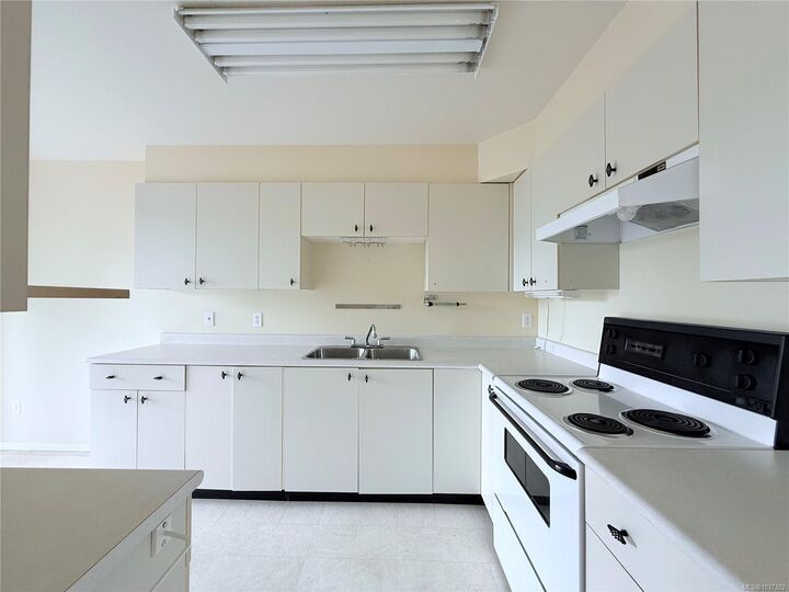 Property Photo: 1063 Southgate St #408 BC V8R 1C8