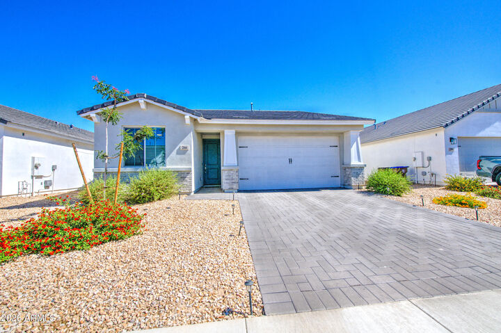 Property Photo:  266 E Leland Road  AZ 85140 
