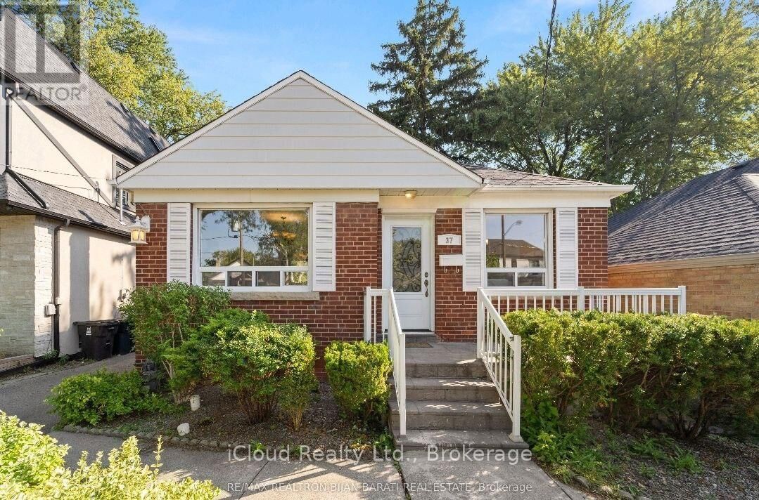 Property Photo: 37 Collinson Boulevard ON M3H 3C1