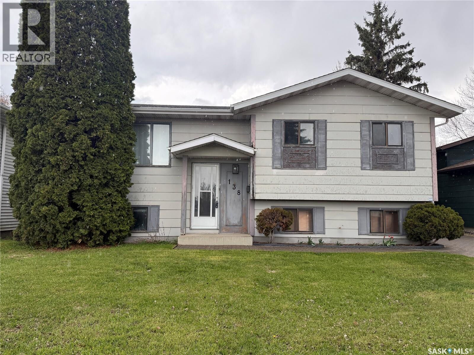 Property Photo:  138 Weyakwin Drive  SK S7J 4M5 