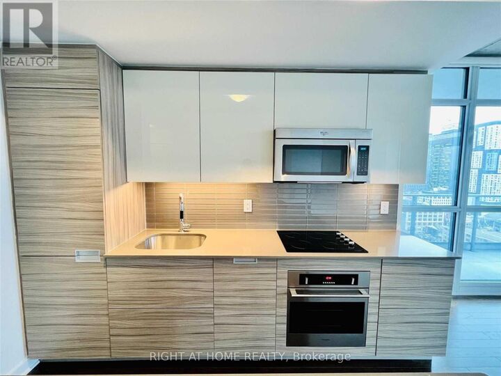 Property Photo:  210 Simcoe Street 2203  ON M5T 0A9 