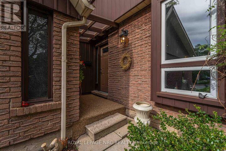 Property Photo:  122 Lakeshore Road 40  ON L2N 6N6 