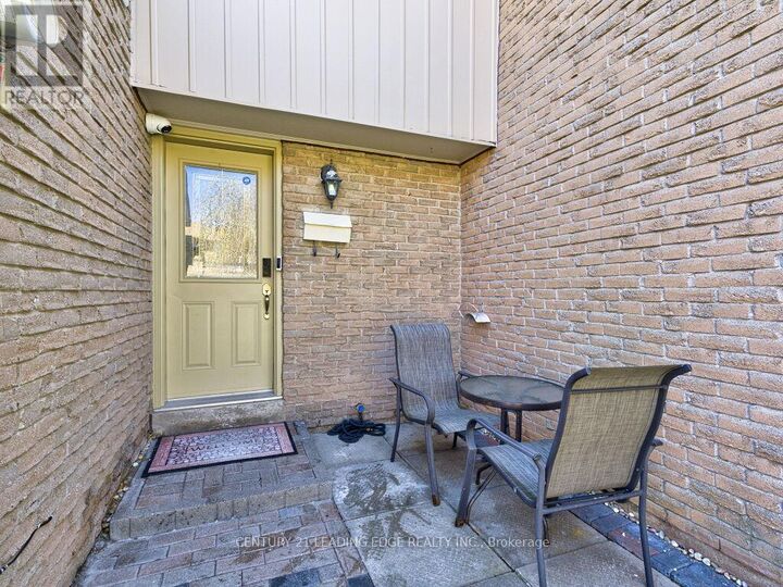 Property Photo:  1552 Lancaster Drive 56  ON L6H 2Z4 