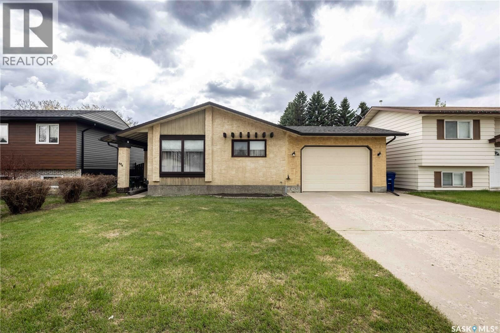 Property Photo:  466 Smith Crescent  SK S7M 5A1 