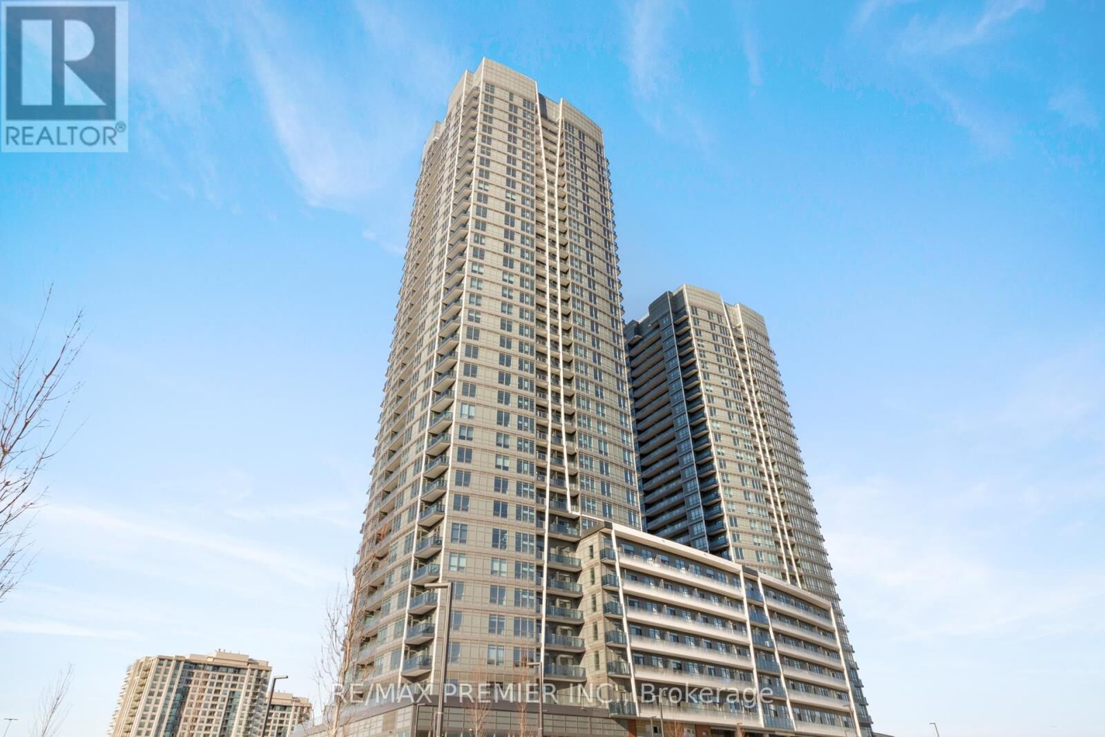 Property Photo: 30 Upper Mall Way 909 ON L4J 0L7