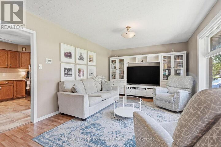 Property Photo:  609 Tuscarora Road  ON N2Z 2X3 
