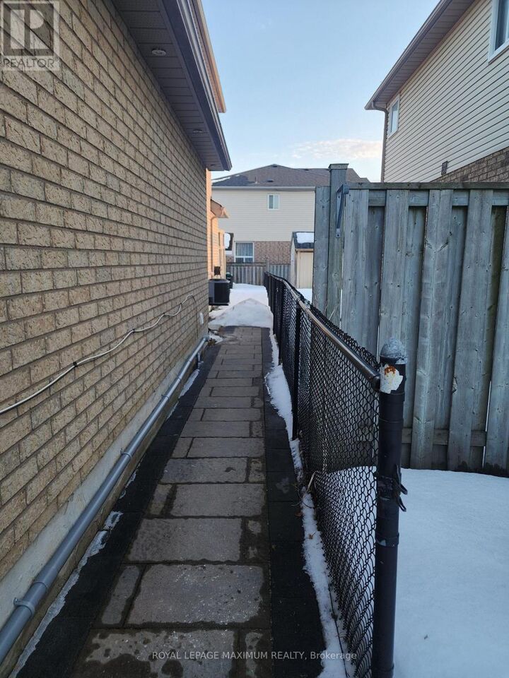 Property Photo:  87 Breeze Drive  ON L3Z 3A5 
