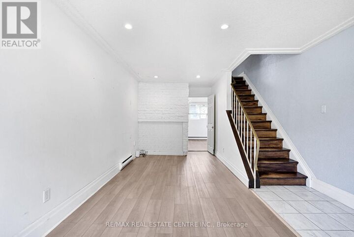 Property Photo:  71D Wellesley Crescent D  ON N5V 1J6 