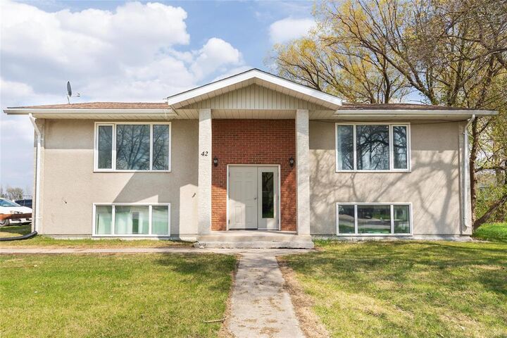 Property Photo: 42 Arena Road MB R5H 1J2