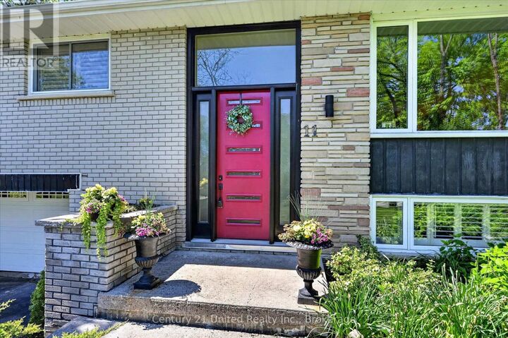 Photo de la propriété: 11 Crestwood Avenue ON K9J 1M9