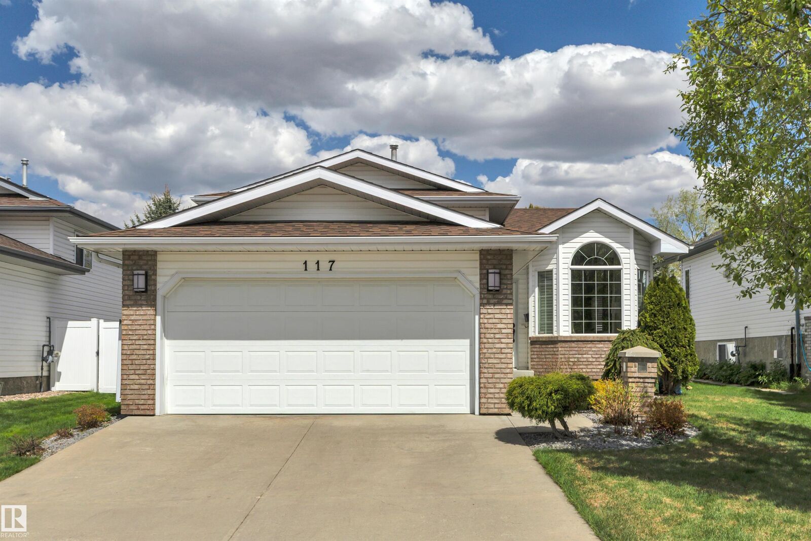 Property Photo: 117 Hollick-Kenyon Way NW AB T5Y 2T4