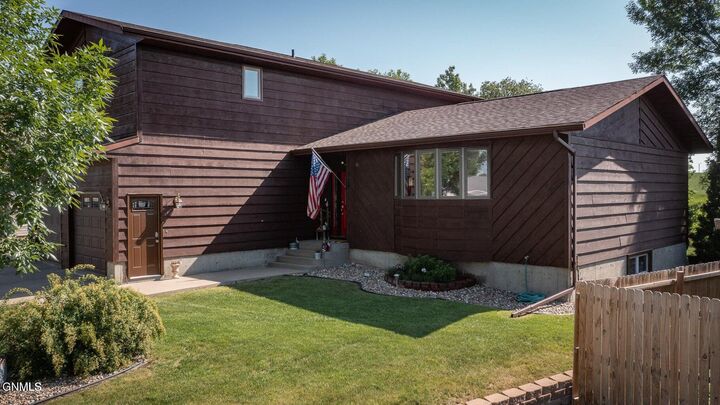 Property Photo:  1600 1st Avenue NE  ND 58523 
