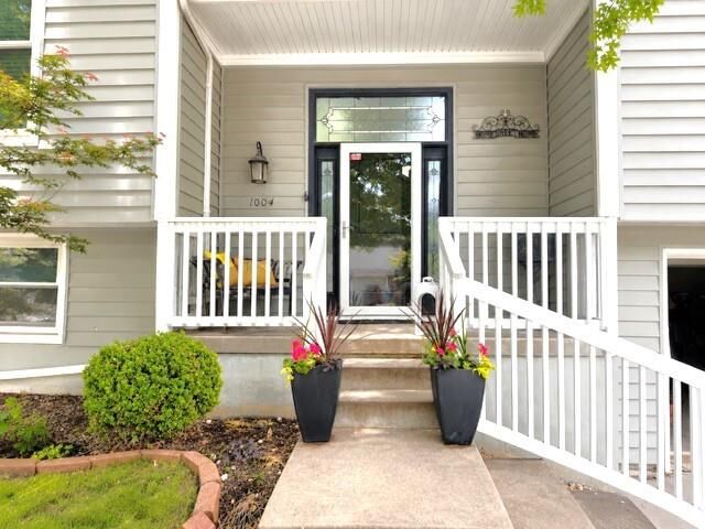 Property Photo:  1004 SE 10th Street  MO 64081 