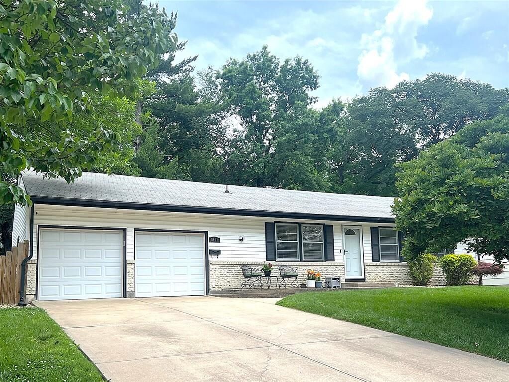 Property Photo:  8901 Belleview Avenue  MO 64114 