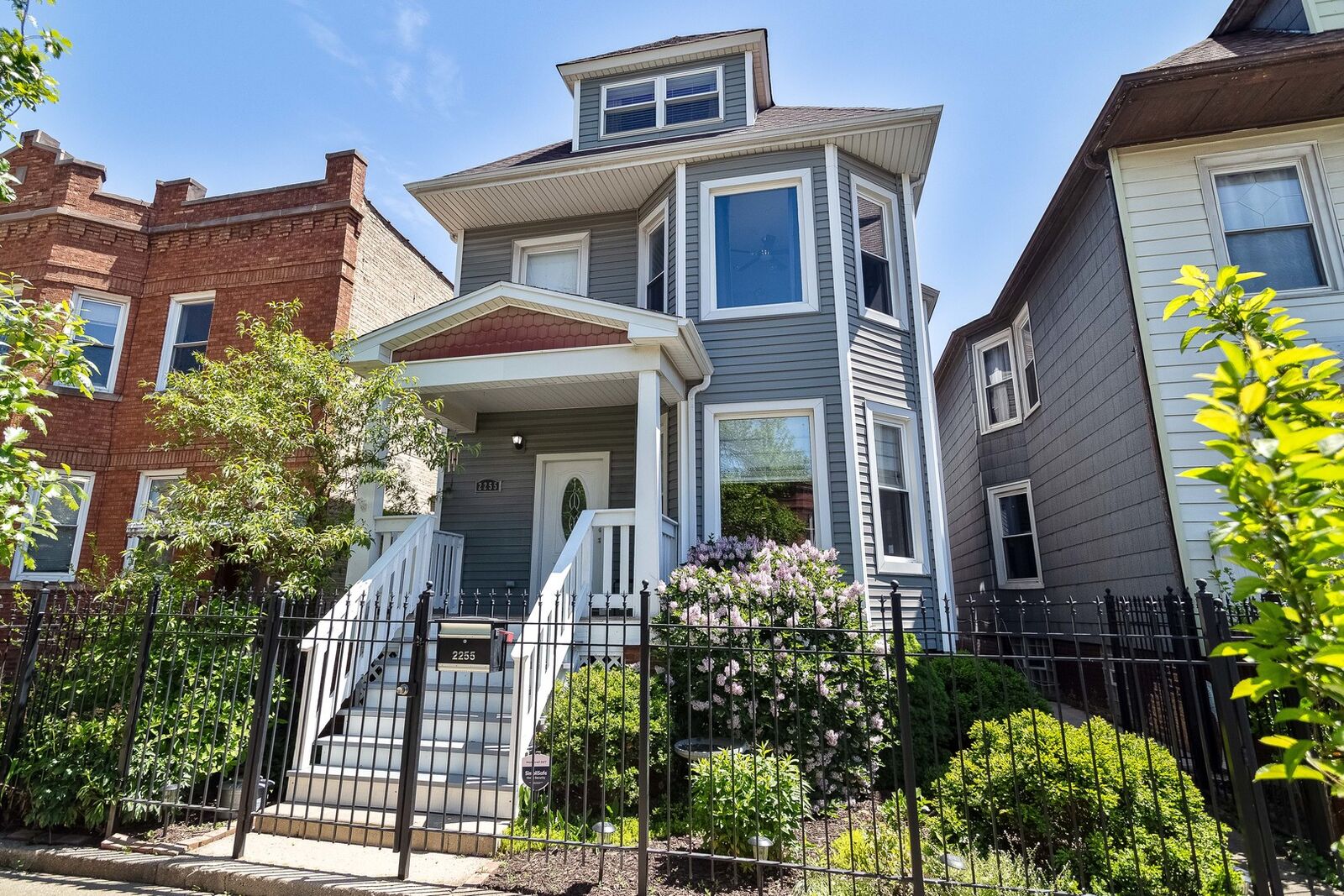 Property Photo:  2255 N Avers Avenue  IL 60647 