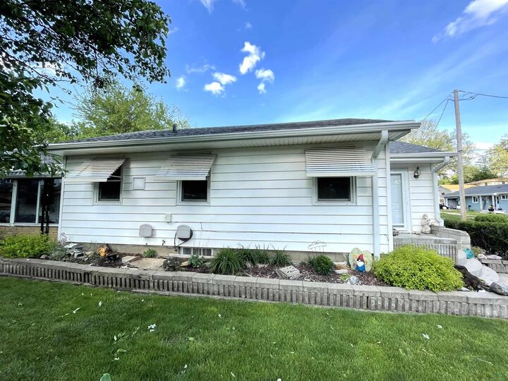Property Photo:  5303 6th Ave  IA 51106-3122 