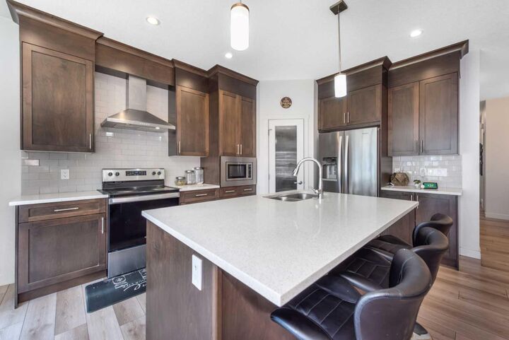 Property Photo: 32 Saddlestone Way NE AB T3J 2C9