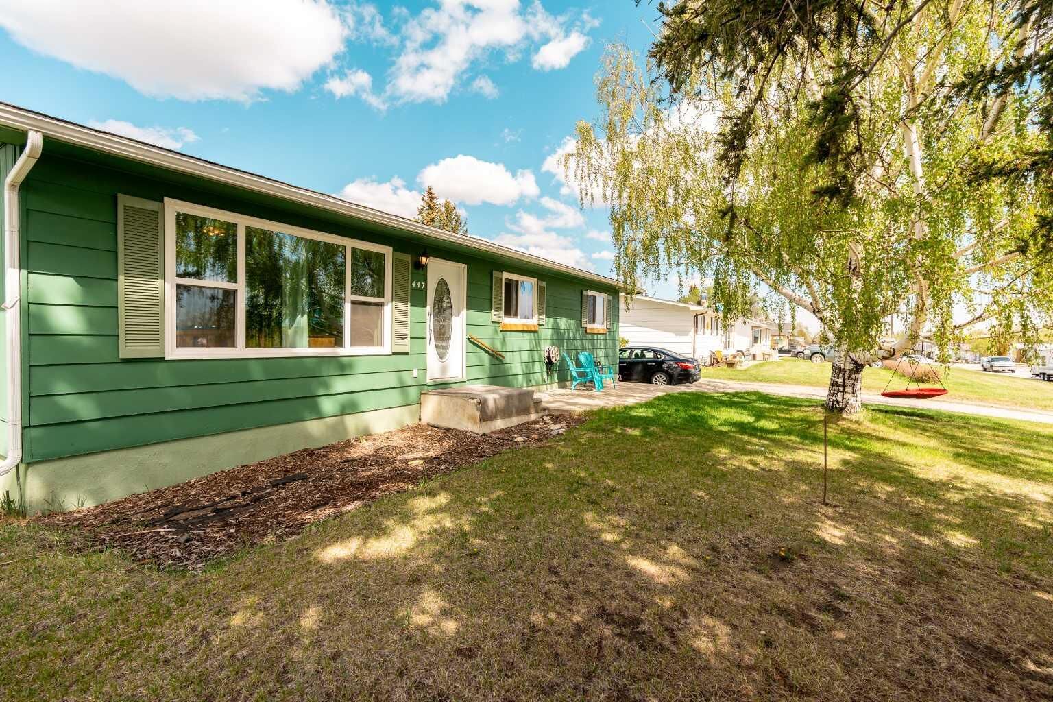 Property Photo: 447 9 Street W AB T0K 0K0