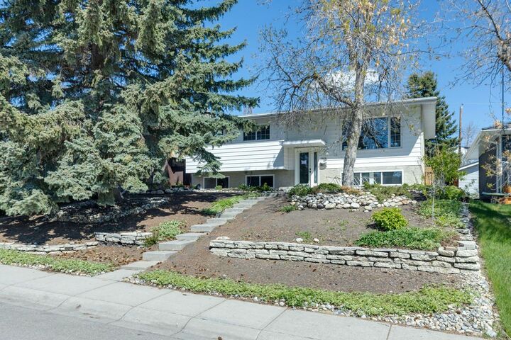 Property Photo:  6928 Hunterbow Crescent NW  AB T2K 4R5 