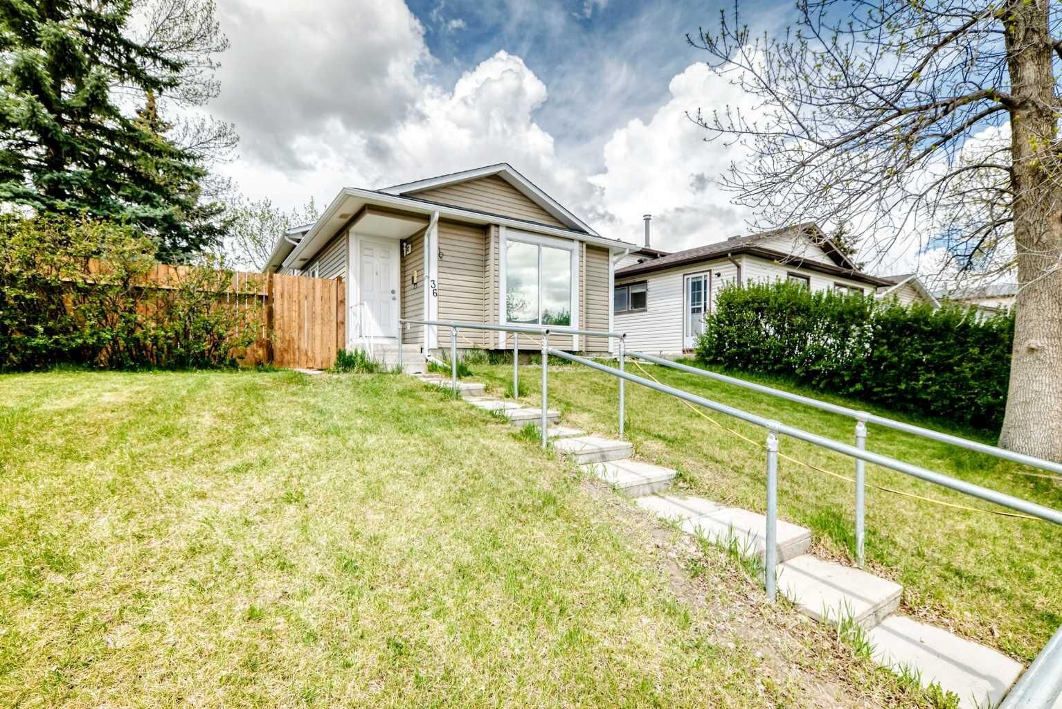 Photo de la propriété:  36 Castleglen Way NE  AB T3J 1T3 
