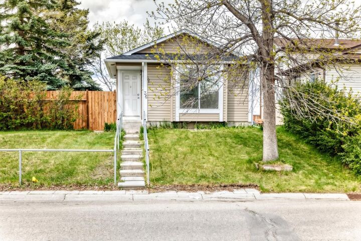 36 Castleglen Way NE — photo 1