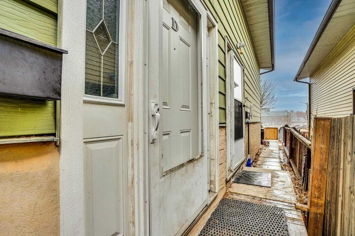 Property Photo:  903 44 Street SE D  AB T2A 5K7 