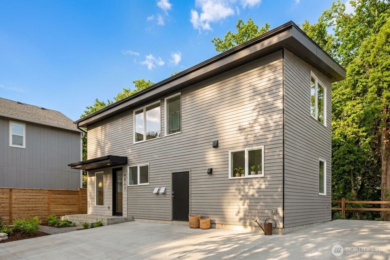 Property Photo:  4411  21st Avenue SW  WA 98106 