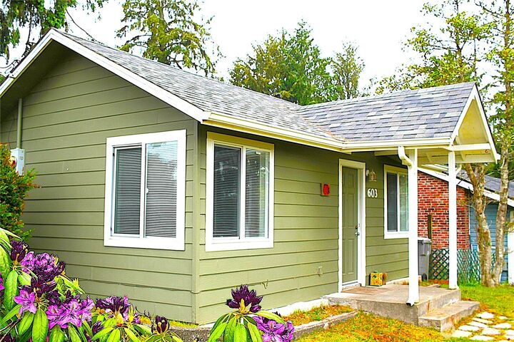 Property Photo:  603 N Broadway Street  WA 98595 