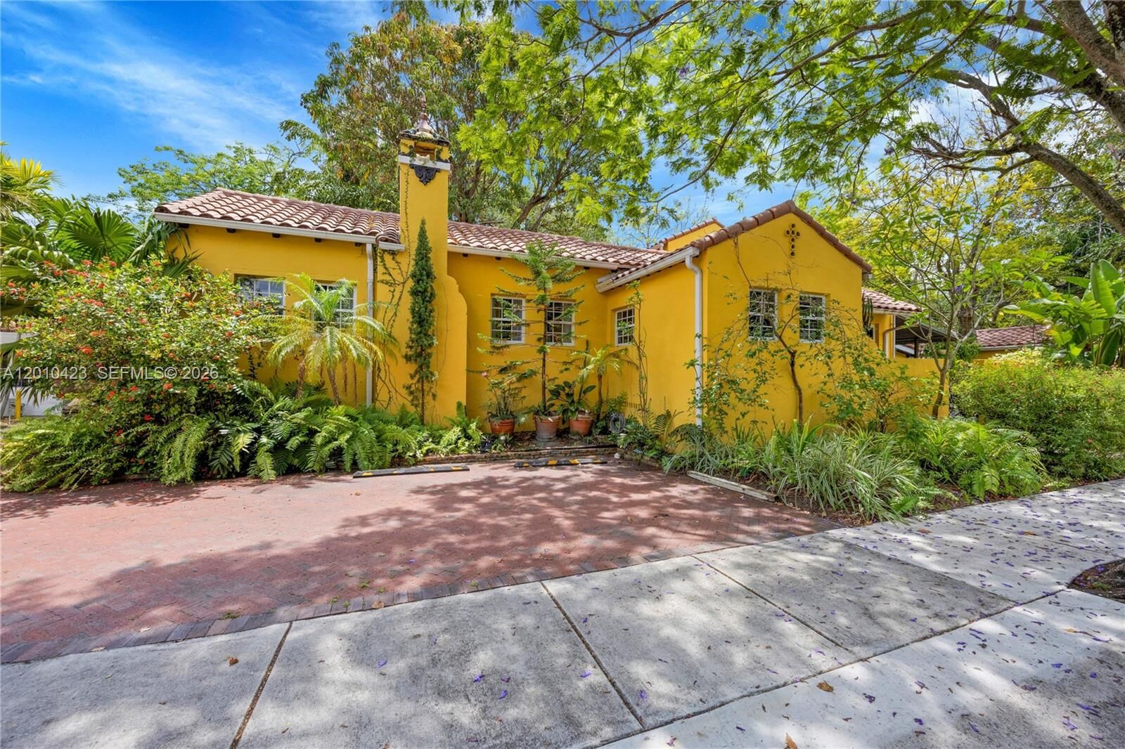 Property Photo:  650 NE 76th St  FL 33138 