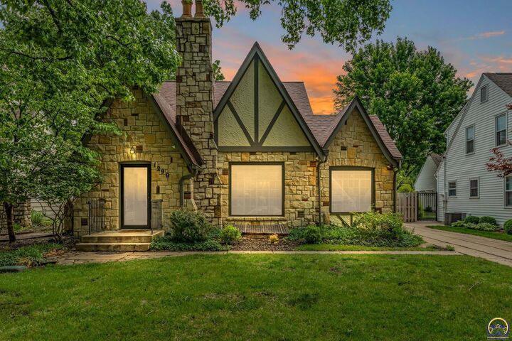 Property Photo:  1290 SW Pembroke Ln  KS 66604 