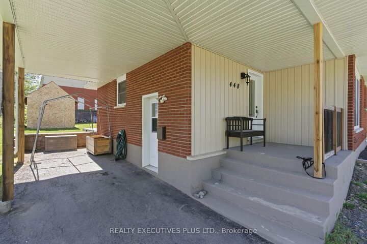 Property Photo:  448 Dominion Street S  ON K0C 1A0 