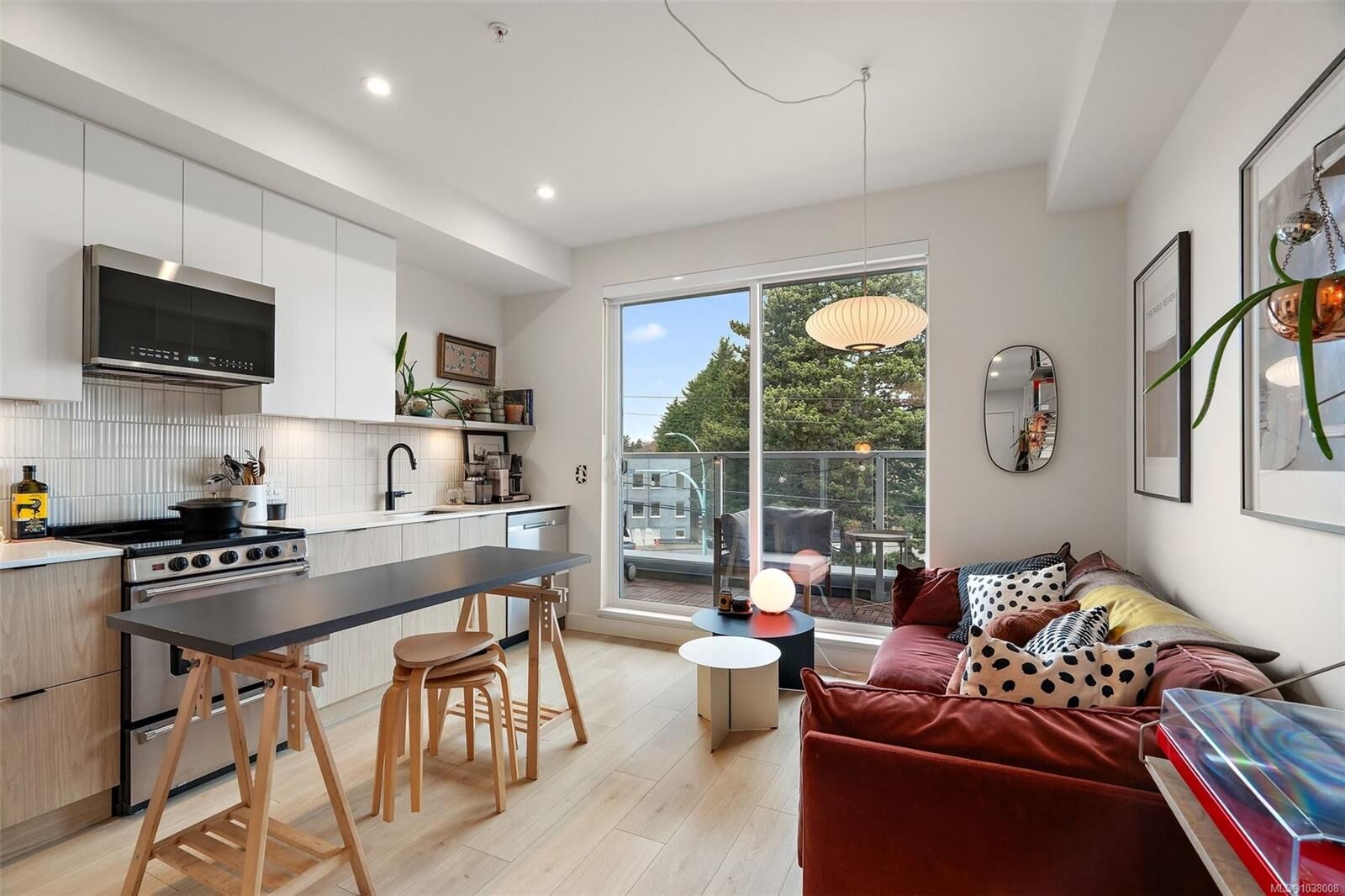 Property Photo: 1301 Hillside Ave 306 BC V8T 0E3