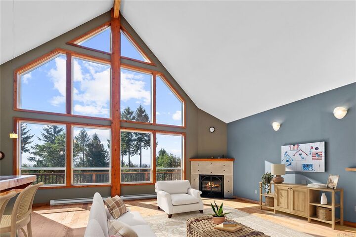 Property Photo: 2405 Lindsey Rd BC V9X 1X3
