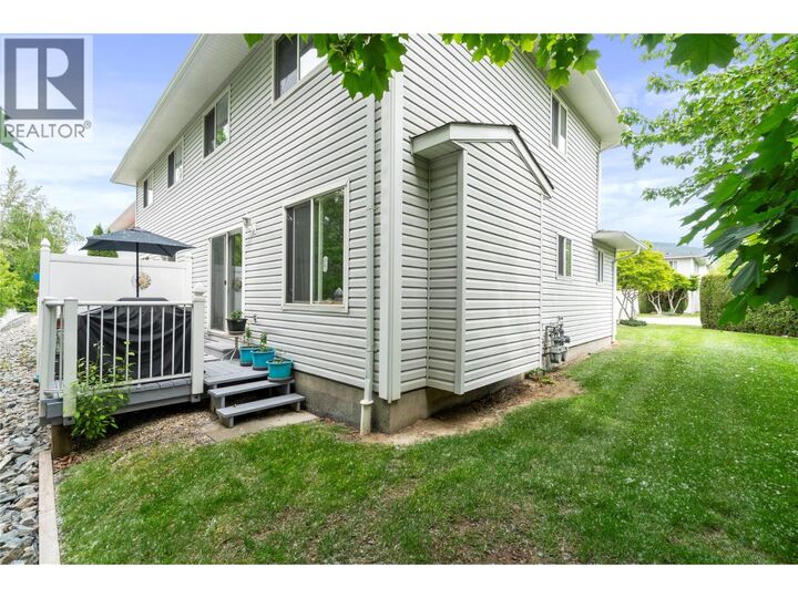 Property Photo:  2951 11 Avenue Northeast 1  BC V1E 1V8 
