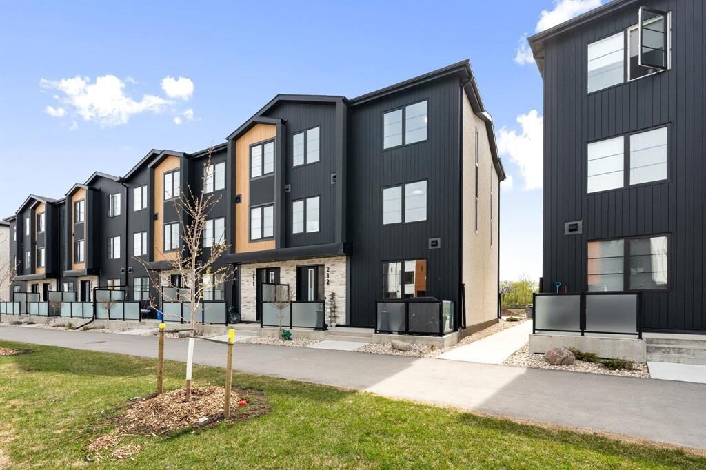 Property Photo:  290 Frontier Trail  MB R3Y 2J5 