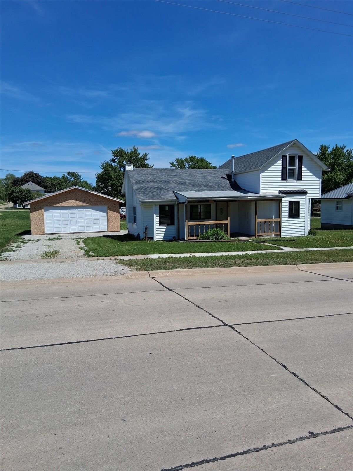 Property Photo:  4 Wood St  IA 52345 