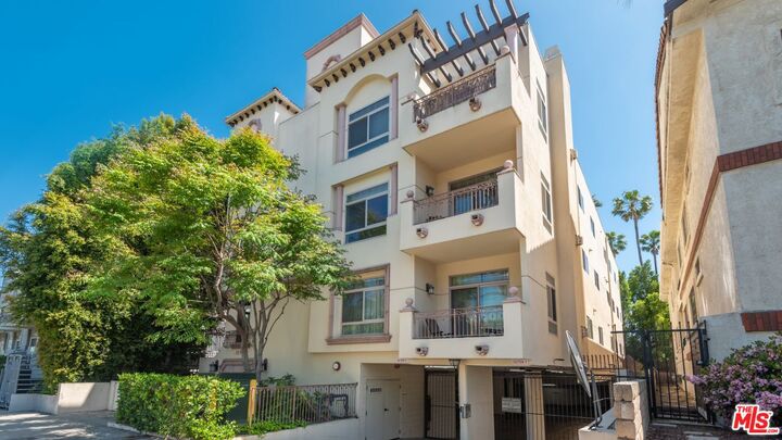 Property Photo:  11582 Moorpark St  CA 91602 