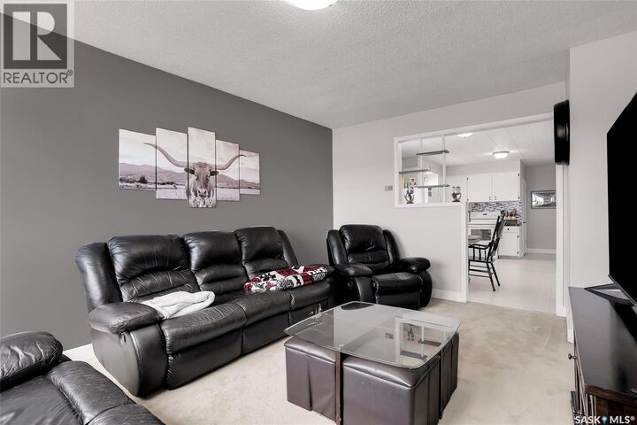 Property Photo:  406 Railway Avenue  SK S0K 0A0 