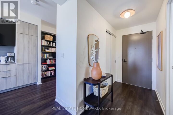 Property Photo: 223 St Clair Avenue West 309 ON M4V 1R3