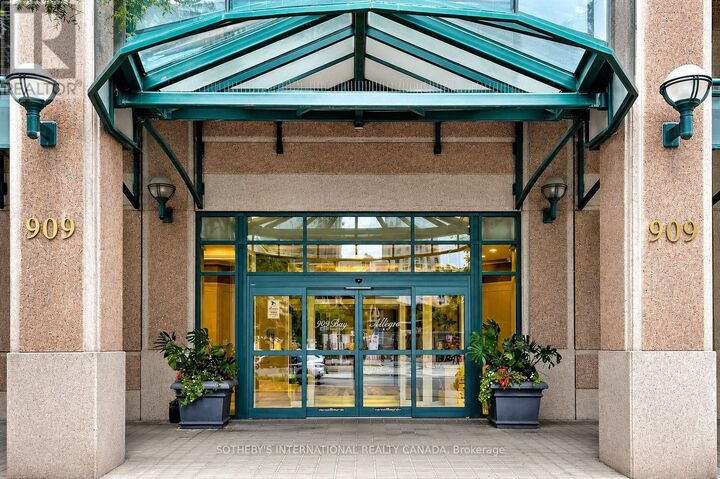 Property Photo:  909 Bay Street  ON M5S 3G2 
