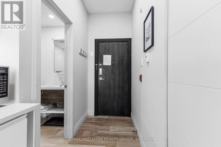Property Photo: 201 Maclaren Street 2 ON K2P 0L4