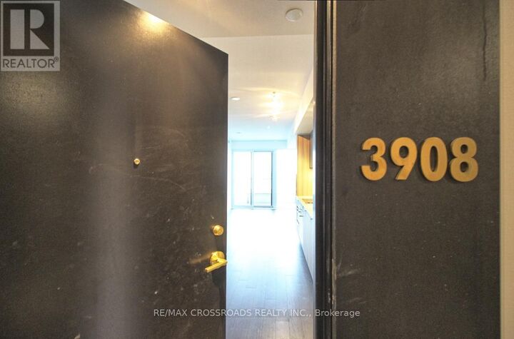 Property Photo: 85 Wood Street 3908 ON M4Y 0E8