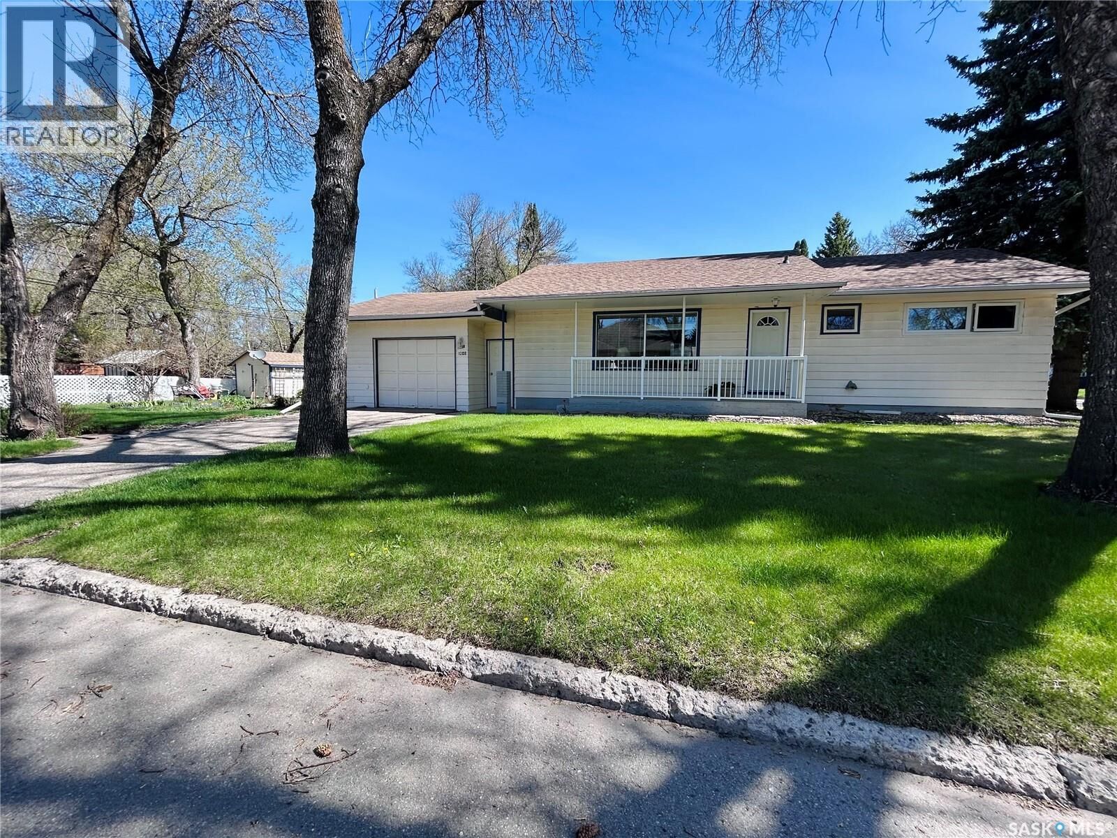 Property Photo:  1208 Mark Avenue  SK S0G 3N0 
