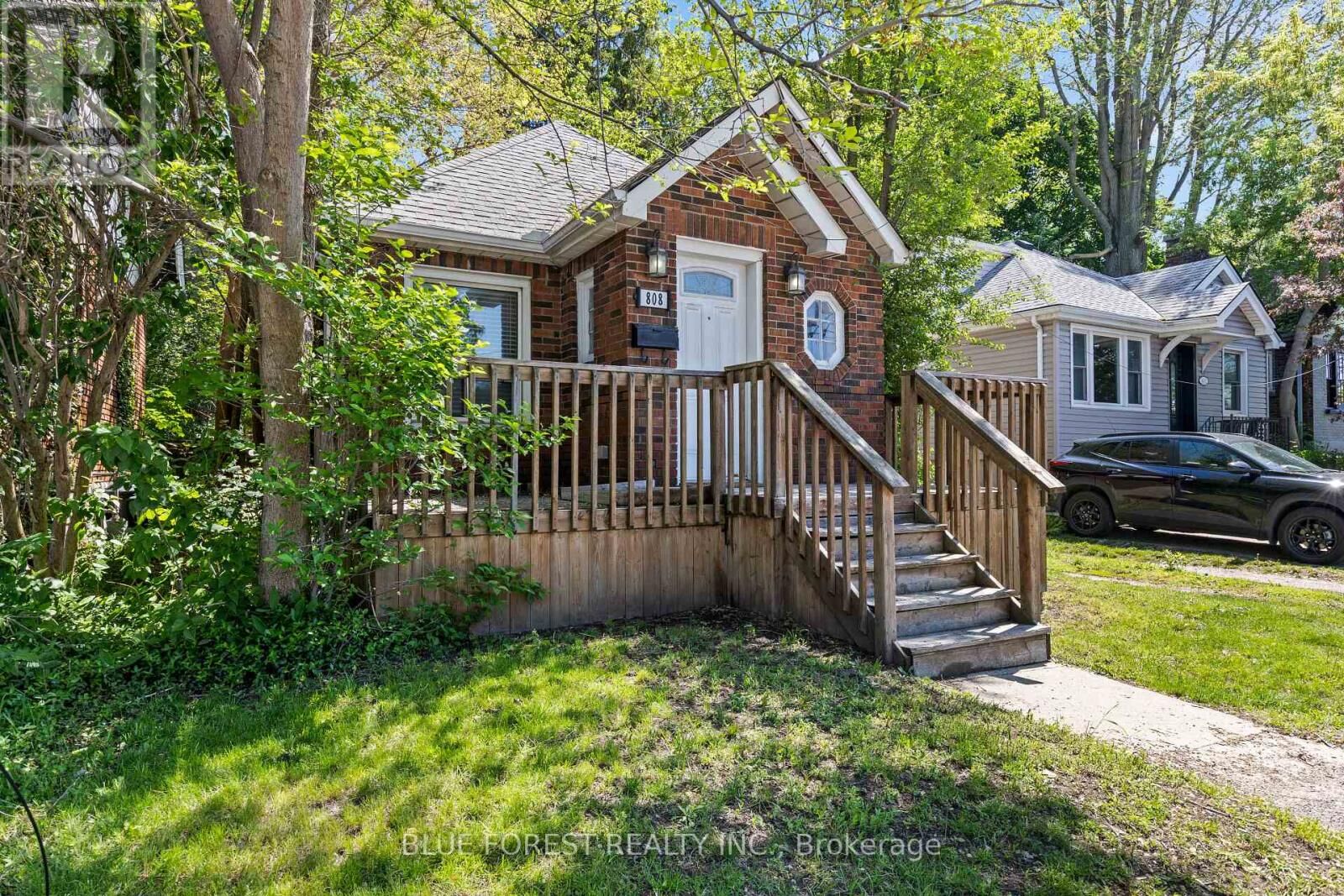 Property Photo:  808 Adelaide Street North  ON N5Y 2L9 