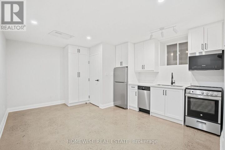 Property Photo:  2563 Dundas Street West 5  ON M6P 1X6 