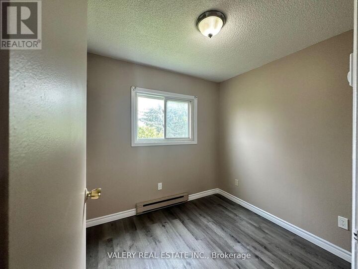 Property Photo:  9 Lowdnes Avenue 9  ON L4P 3T1 