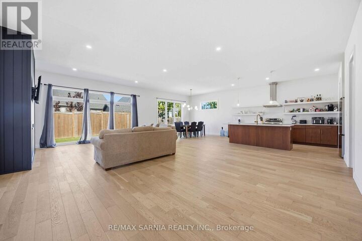 Property Photo: 601 Sweetbay Crescent ON N7S 0A8