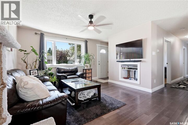 Property Photo:  901 R Avenue N  SK S7L 2Z4 
